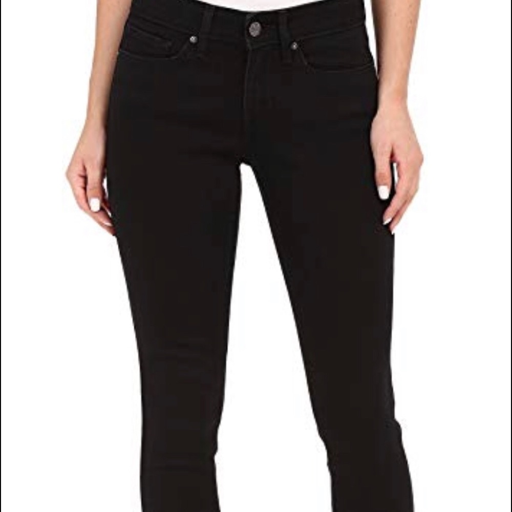 Slimming skinny black Levi jeans